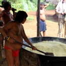 Kongen spiste indiansk meny under besøket. Her får han demonstrert hvordan man lager mel av rotfrukten maniok (Foto: Rainforest Foundation Norway / ISA Brazil)